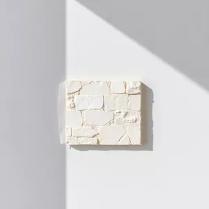 Czy kamień dekoracyjny można kłaść na farbę