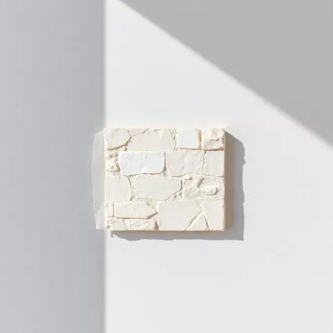 Czy kamień dekoracyjny można kłaść na farbę