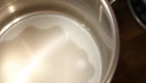 Jak odkamienić czajnik octem