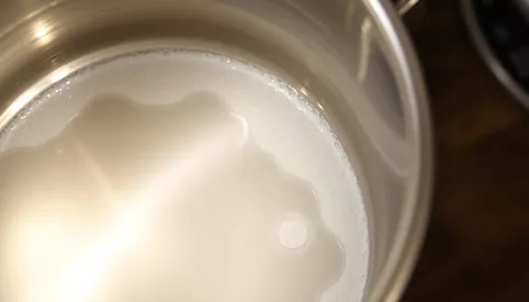 Jak odkamienić czajnik octem