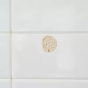 Jak usunąć kamień z płytek łazienkowych