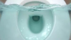 Jak usunąć kamień z WC poniżej linii wody