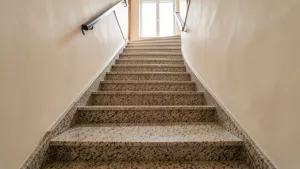 schody z kamienia wewnętrzne cena