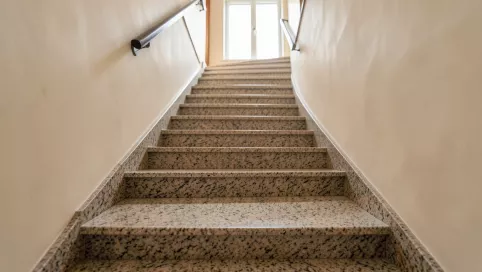 schody z kamienia wewnętrzne cena